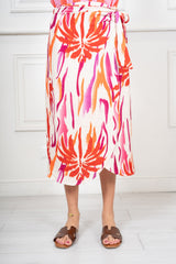 modella indossando Gonna Midi Portafoglio Fantasia Fiori Acquerello Made in Italy colore
