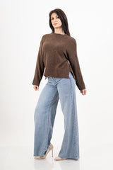 modella indossando Maglione over girocollo con fondo asimmetrico e spacchi laterali colore