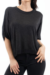 modella indossando Maglia ampia in viscosa con lurex e manica corta a spalla scesa colore Nero Unica