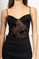 modella indossando Body Floris con coppe colore