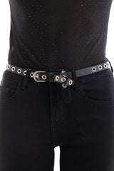 modella indossando Cintura in ecopelle con occhielli metallici regolabili colore Nero Unica
