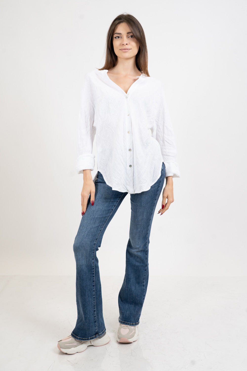Camicia in lino con collo coreano e spalla scesa.