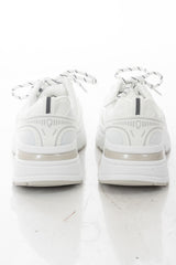 modella indossando Sneakers chunky bianche con inserti tecnici e suola alta colore