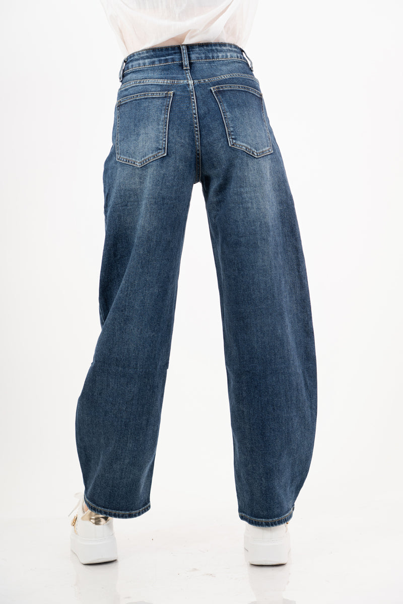 modella indossando Jeans donna gamba arrotondata in denim elasticizzato colore