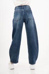 modella indossando Jeans donna gamba arrotondata in denim elasticizzato colore