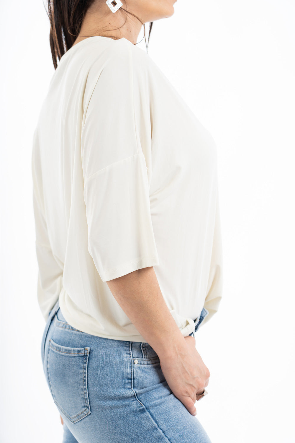 modella indossando Maglia ampia in modal elasticizzato con spalla scesa e manica morbida colore