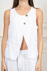 modella indossando Gilet incrociato in puro lino con bottoni effetto legno colore Bianco Unica