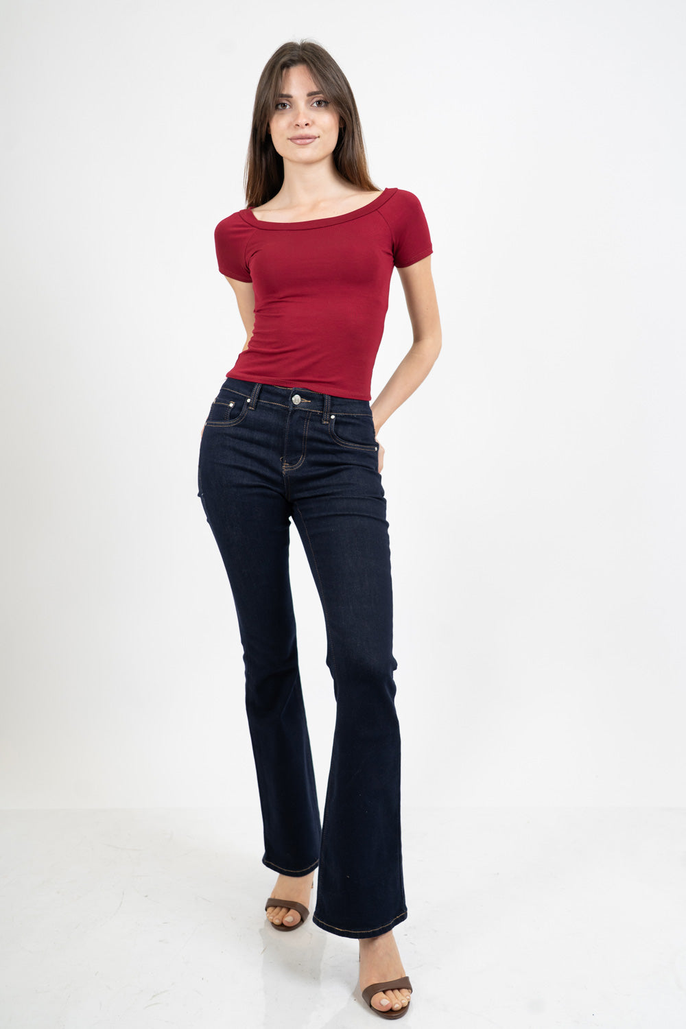 Maglia crop scollo barca in viscosa elasticizzata a manica corta.