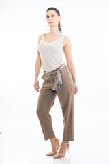 modella indossando Pantalone cropped in tela fluida mélange fango con cintura foulard colore