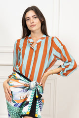modella indossando Camicia Collo Coreana in Tencel a Righe Multicolor colore Cuoio-Menta Unica
