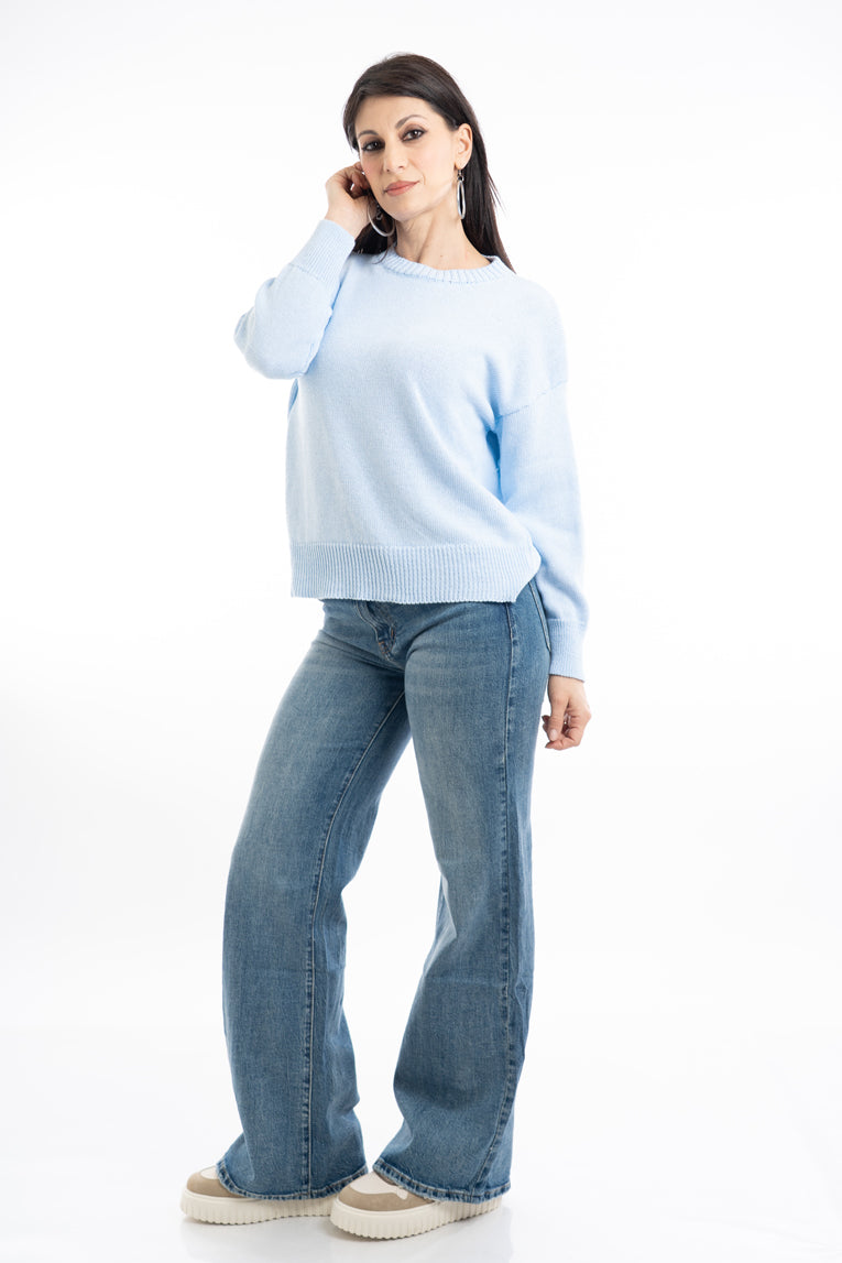 modella indossando Maglione primaverile girocollo in misto cotone colore