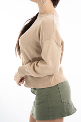 modella indossando Maglione primaverile girocollo in misto cotone colore