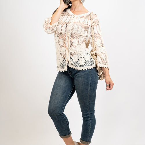 modella indossando Giacchetto crochet a rete floreale colore Beige Unica