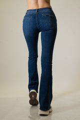 modella indossando Jeans flare elasticizzato con tasche oblique e gamba svasata colore