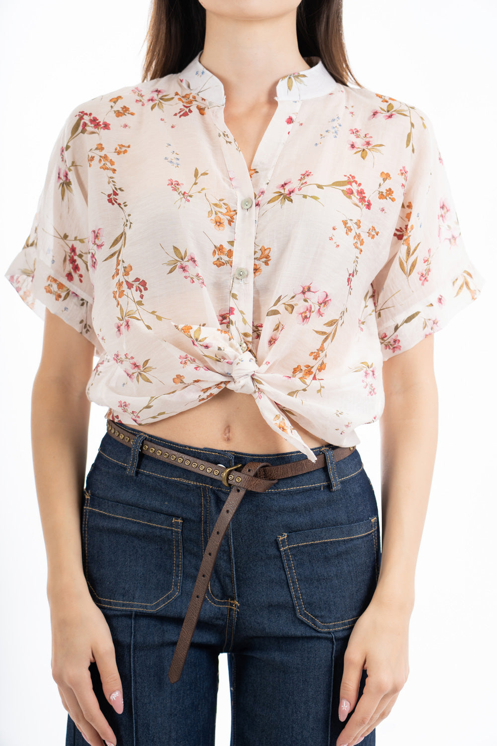 modella indossando Camicia in tencel leggera con colletto coreano e manica corta morbida fantasia floreale colore Beige Chiaro Unica