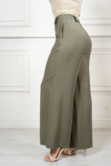 modella indossando Pantalone palazzo in misto viscosa con elastico sul retro colore