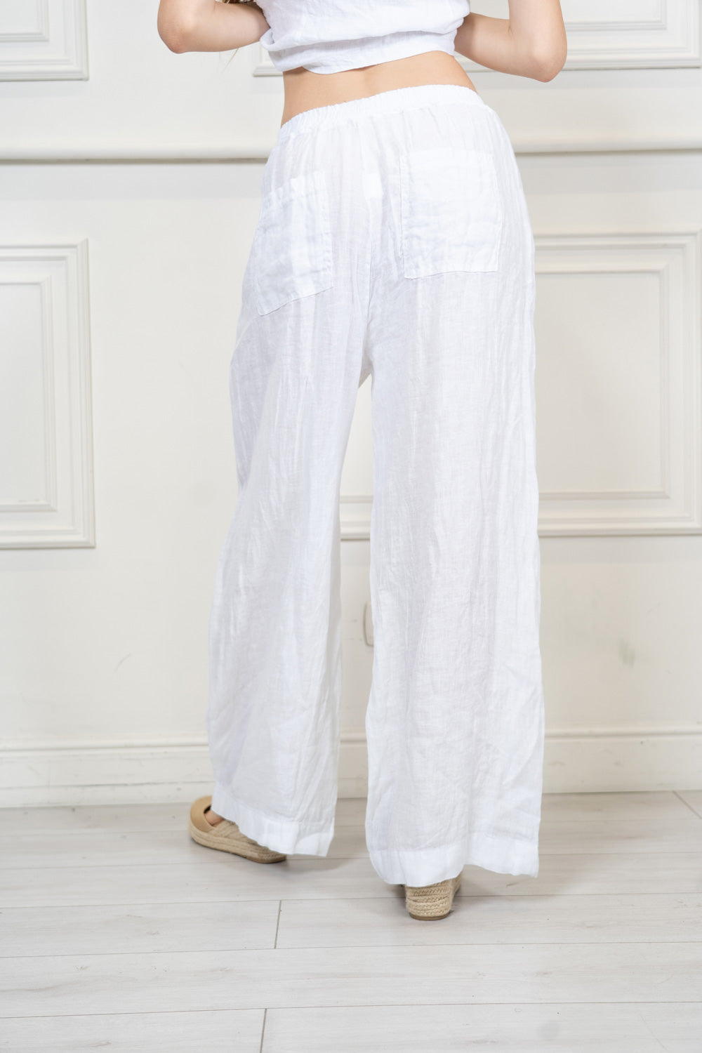Pantalone a palazzo in puro lino con tasche.