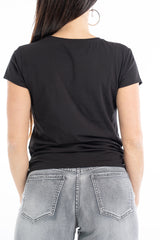 modella indossando T-shirt ricamata “Ho Sempre Ragione” con cuore colore