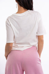 modella indossando T-shirt scritta “Pure secondo me è come dico io” colore