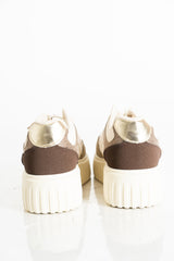 modella indossando Sneakers platform multicolor marrone con suola alta colore