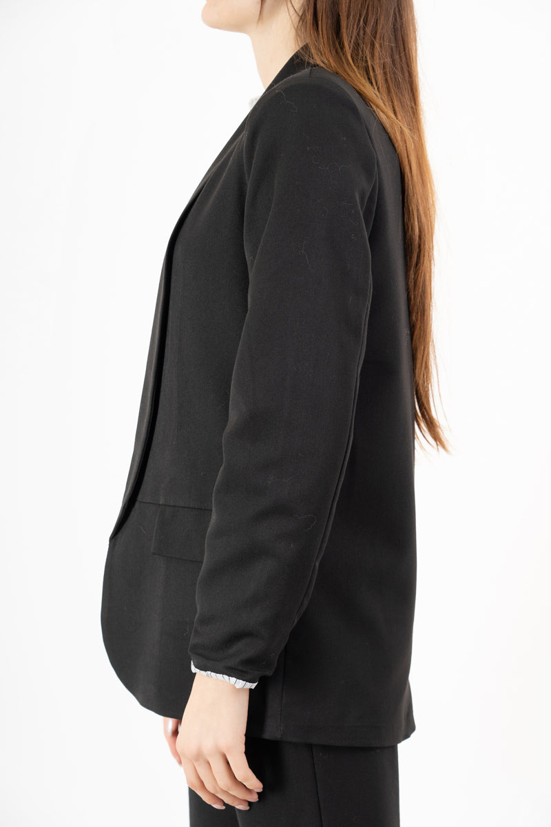 modella indossando Giacca aperta in poliviscosa con bavero lungo e fodera gessata – Nero colore
