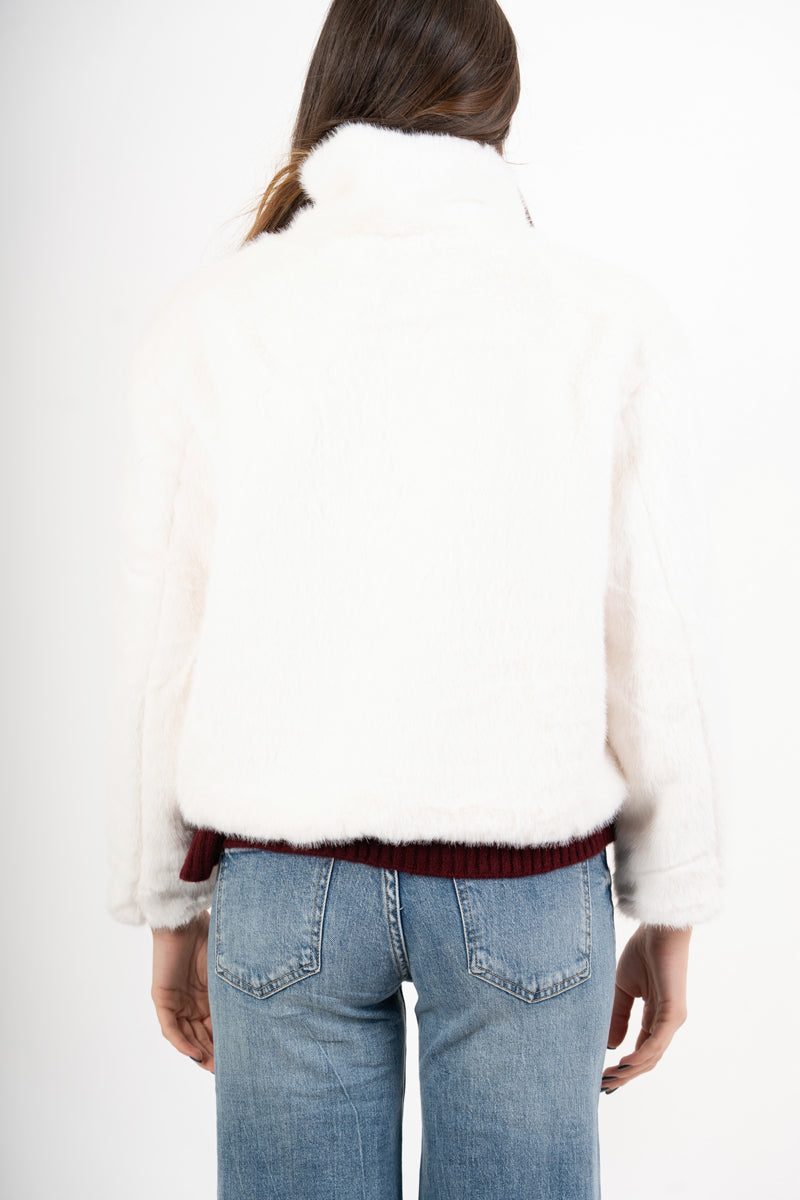 modella indossando Giacchetto ecopelliccia corto con bottoni interni colore