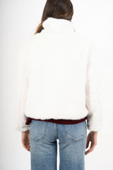 modella indossando Giacchetto ecopelliccia corto con bottoni interni colore