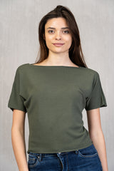 Maglia in filo viscosa con scollo a barca