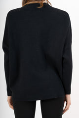 modella indossando Maglia over corta in filato caldo con maniche a costine e collo alto colore