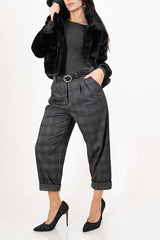 modella indossando Pantaloni a quadri con pinces in viscosa elasticizzata – Made in Italy colore Nero