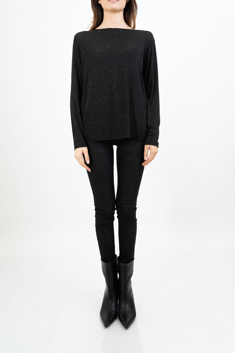 modella indossando Maglia over con scollo ampio in viscosa e cashmere con filo laminato colore