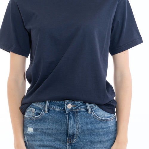 modella indossando T-shirt donna manica corta in cotone Made in Italy – vestibilità morbida colore Blu Unica