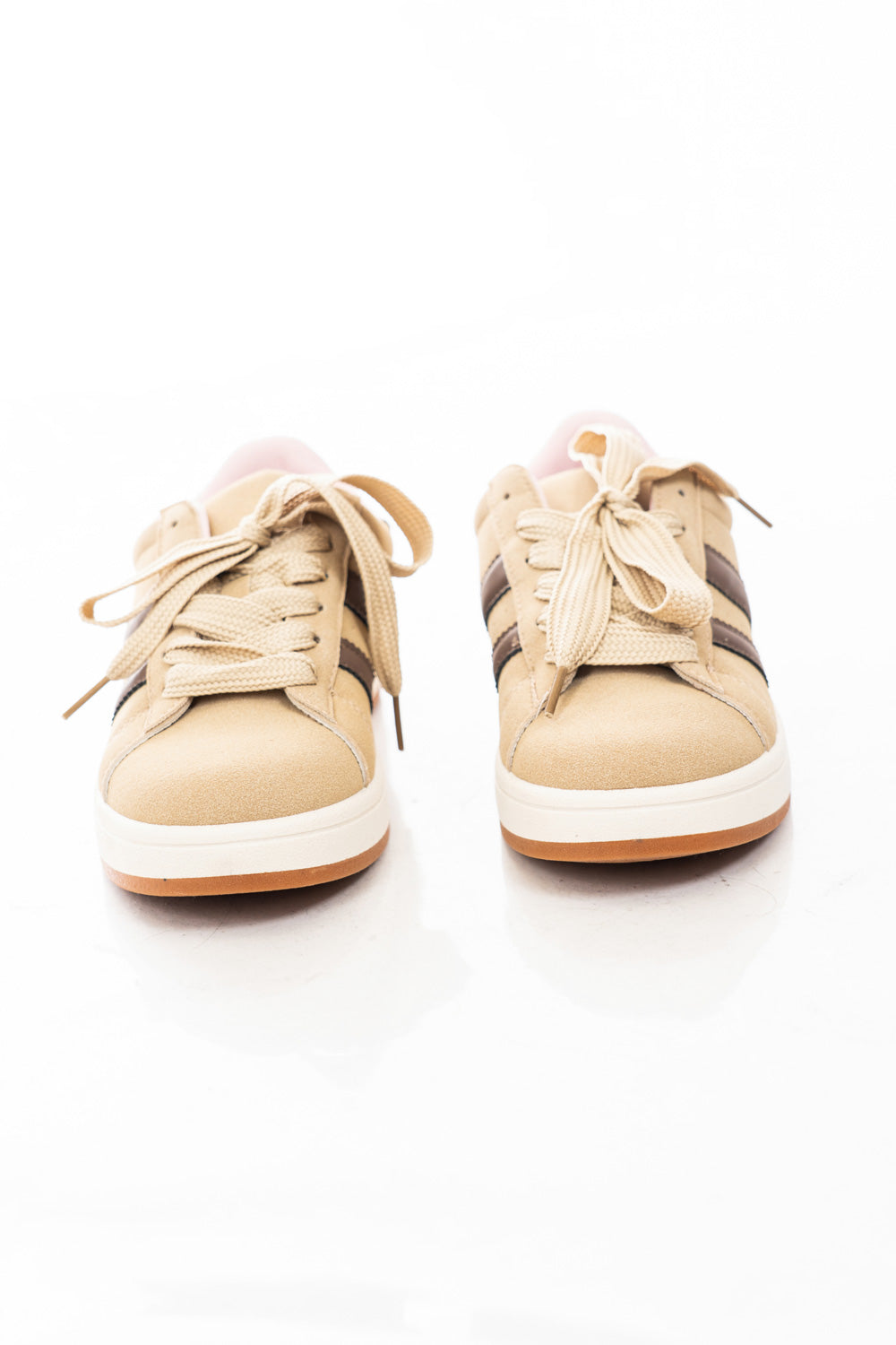 modella indossando Sneakers basse in ecocamoscio con lacci larghi e suola platform colore