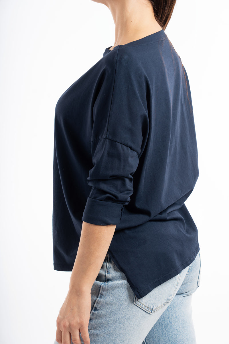 modella indossando Maglia over in cotone elasticizzato con scollo ampio e spacchi laterali colore