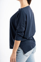 modella indossando Maglia over in cotone elasticizzato con scollo ampio e spacchi laterali colore