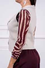 modella indossando Gilet Solenne in maglia con collo blazer colore
