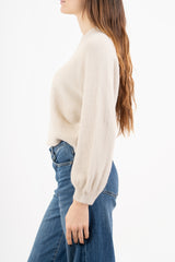 modella indossando Maglione morbido con manica ampia e bordo a costine colore