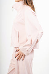 modella indossando Giacca in dainetto con zip e polsini regolabili colore Rosa Unica