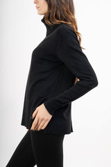 modella indossando Maglione over con collo alto in filato morbido e caldo colore