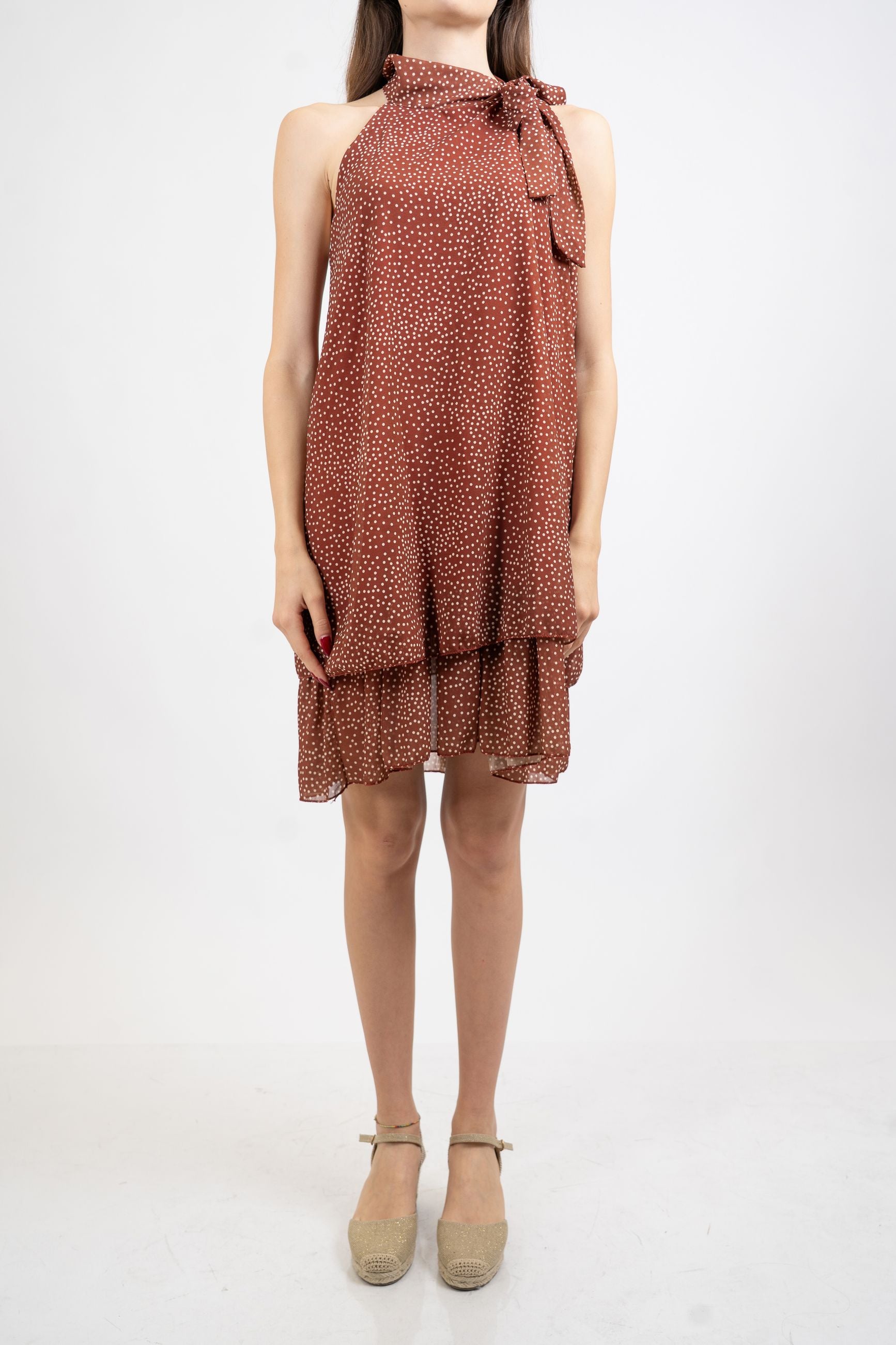 Abito pois con scollo all’americana e balze.