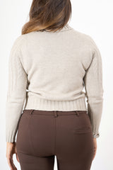 modella indossando Dolcevita CozyCable spalle treccia colore