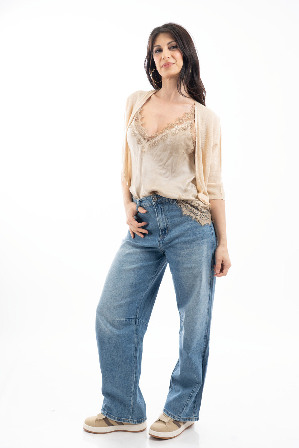 modella indossando Cardigan leggero in viscosa con lurex e manica 3/4 colore