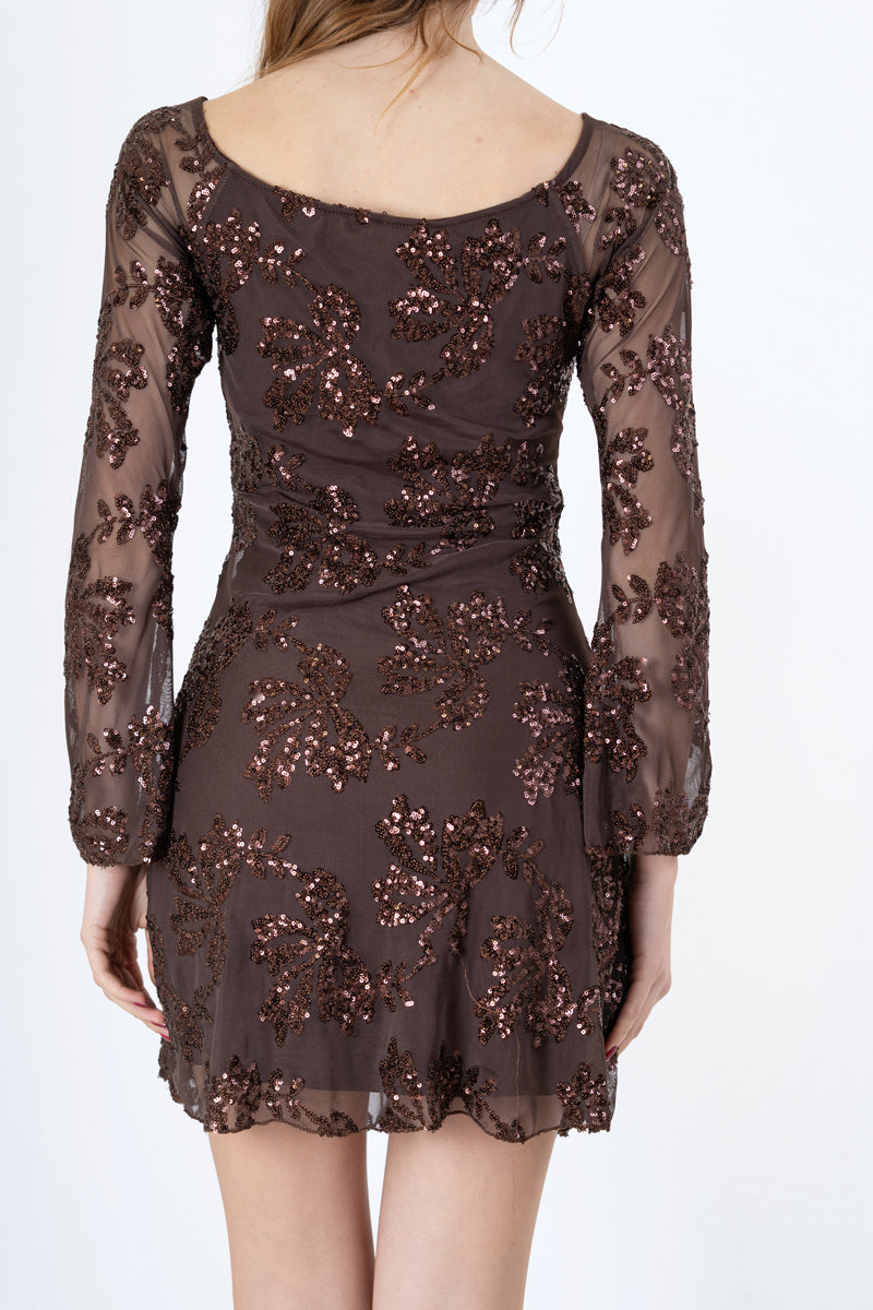 modella indossando Abito corto in microrete elasticizzata con ricamo di paillettes colore