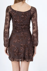 modella indossando Abito corto in microrete elasticizzata con ricamo di paillettes colore