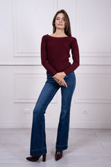 modella indossando Maglia Solenne scollo spalle colore