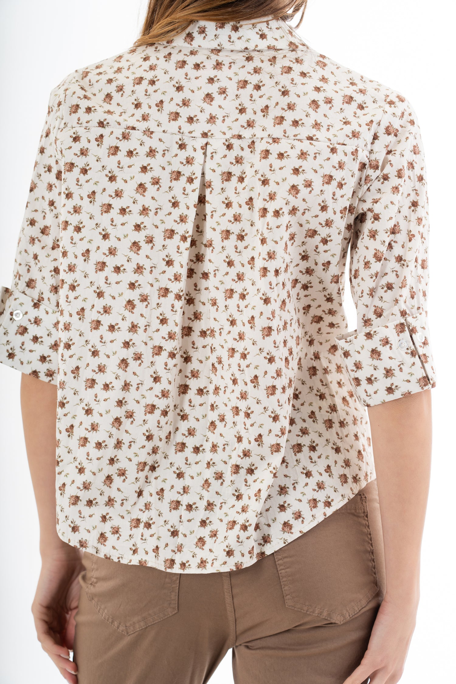 modella indossando Camicia in cotone 100% fantasia floreale provenzale con manica al gomito colore