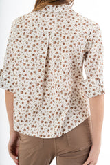 modella indossando Camicia in cotone 100% fantasia floreale provenzale con manica al gomito colore