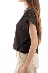 modella indossando T-shirt con spalla scesa e applicazioni strass su spalla in cotone elasticizzato colore