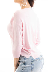 modella indossando Maglia ampia corta davanti e più lunga dietro in filato leggero colore