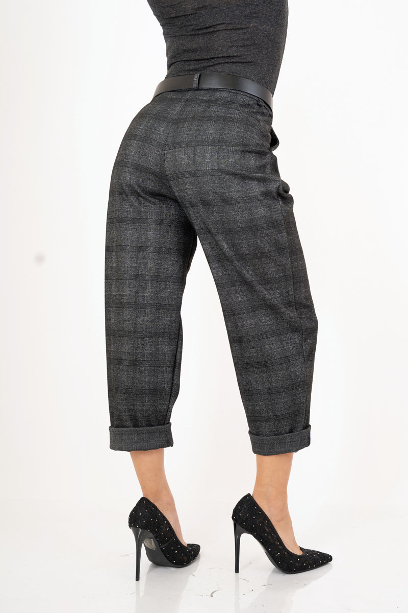 modella indossando Pantaloni a quadri con pinces in viscosa elasticizzata – Made in Italy colore